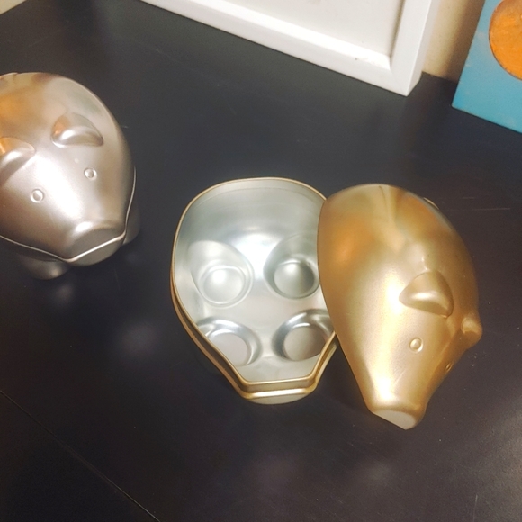 2 piggy tins - Picture 2 of 2